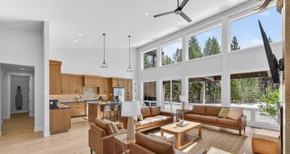 Summit House- new home, sleeps 16, quiet neighborhood-, hot tub, pet friendly