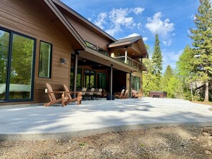 Terrace/patio - Summit House- new home, sleeps 16, quiet neighborhood-, hot tub, pet friendly (McCall)