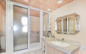 Shower - Awesome home in Rigarda (Rigarda)