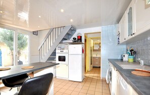 Fridge, microwave, oven, stovetop - Villa piscine proche plage (Saint Cyprien Plage)