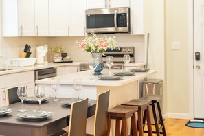 Dining - Fabulous 3-bedroom apartment with AC in charming Everett (Everett)