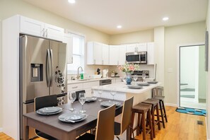 Private kitchen - Fabulous 3-bedroom apartment with AC in charming Everett (Everett)