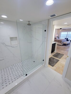Shower, hair dryer, towels - BEACH FRONT PENTHOUSE w/ ROOFTOP DECK! - {Dominica 2} New 2 BR / 2 BA - Walk to Times Square! (Fort Myers Beach)