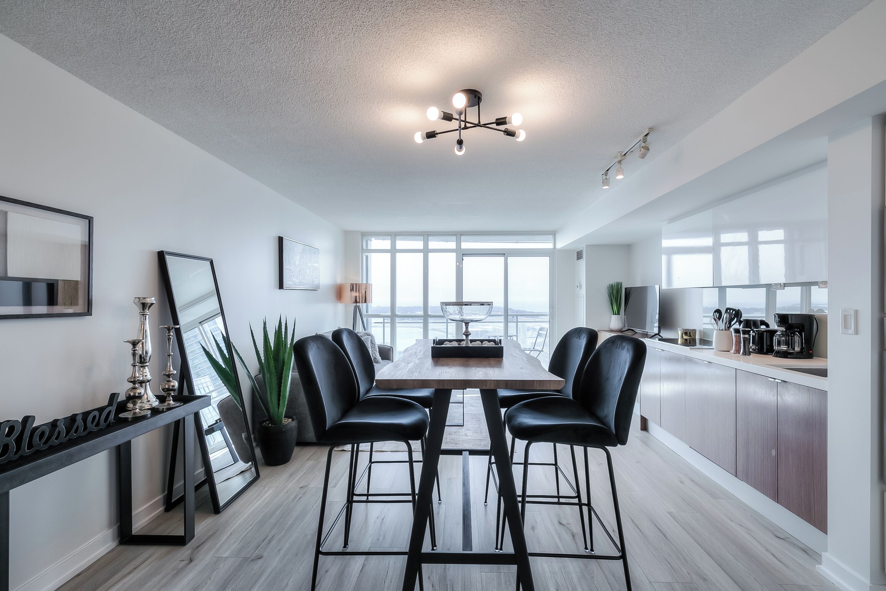 Luxury Suite, Balcony, Lake View | Dining