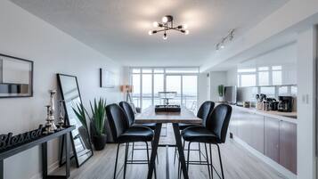 Luxury Suite, Balcony, Lake View | Dining