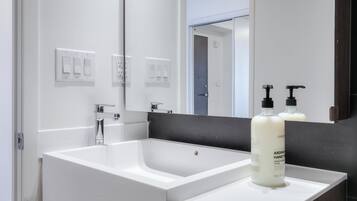 Luxury Suite, Balcony, Lake View | Bathroom