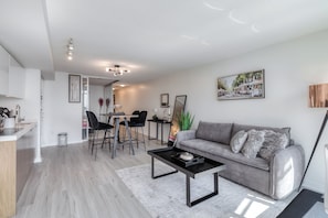 奢华套房, 阳台, 湖景 | 起居区