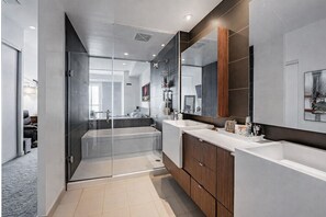 Premium Penthouse | Bathroom - Skyview Haven Stay (Toronto)