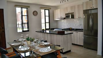 Condo, 2 habitaciones, patio | Comedor