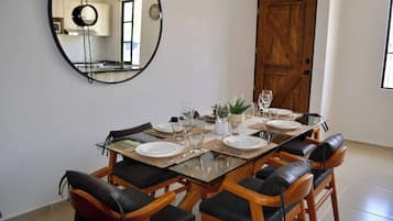 Condo, 2 habitaciones, patio | Comedor