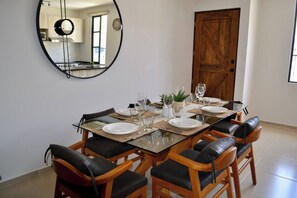Apartment, 2 Schlafzimmer, Terrasse | Esszimmer