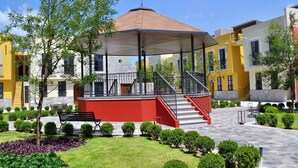 A gazebo with a roof, surrounded by a garden with benches and a staircase leading up to it. - Encanto Department We Bill (San Miguel de Allende)