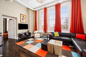 Smart TV, books - Belchak's Window | Historic Commons Retreat (Traverse City)