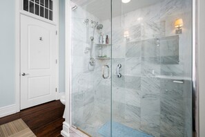 Shower, towels - Belchak's Window | Historic Commons Retreat (Traverse City)