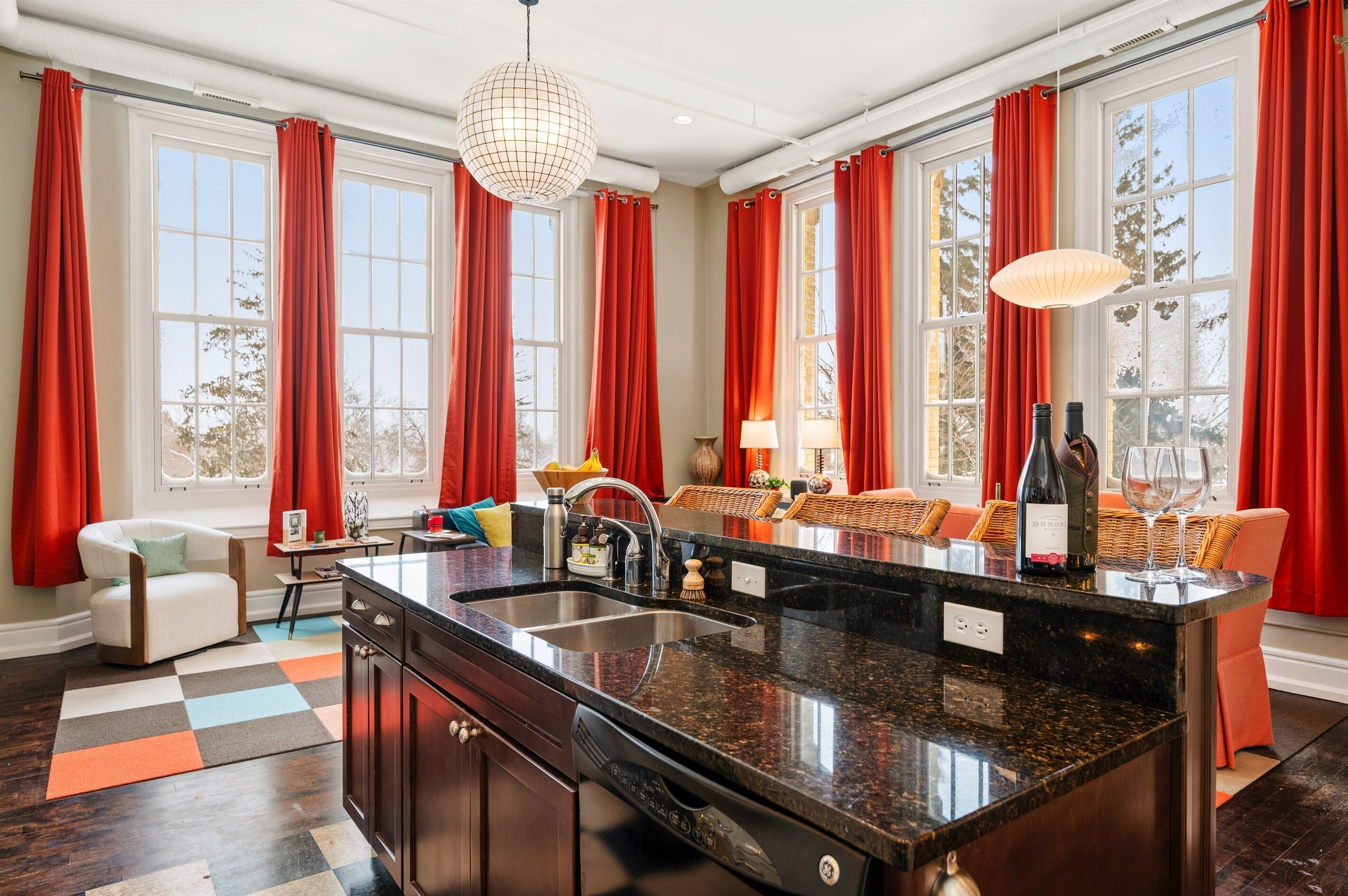 المنشأة من الداخل