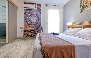 5 habitaciones, tabla de planchar con plancha y cuna de viaje 