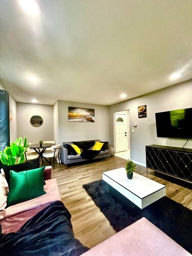 April 40% Off. Close to EWR, JFK, LGA, Manhattan, NYC. Sleeps up to 8.
