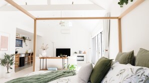 A modern bedroom with a bed, a desk, and a TV. - Lemon Tree Studio - A light filled, luxurious hideaway made for slow mornings & cosy nights (Beechworth)