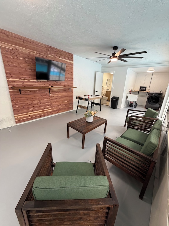 Mediterranean Style 3br W/ Pool, Fire Pit & Private Suite - Spring Hill, FL