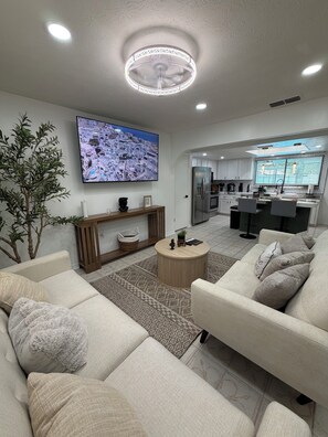 Smart TV, table tennis