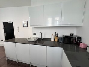 Fridge, microwave, oven, dishwasher - Clockwork stay 1 bedroom (Greater London)