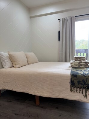 Tabla de planchar con plancha, wifi gratis y ropa de cama 
