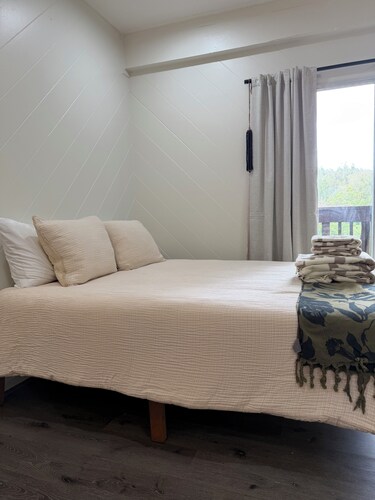 Studio, Sleeps 4, A/C, Kitchen, Beach 5m Drive