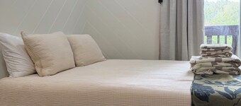 Studio, Sleeps 4, A/C, Kitchen, Beach 5m Drive