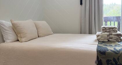 Studio, Sleeps 4, A/C, Kitchen, Beach 5m Drive