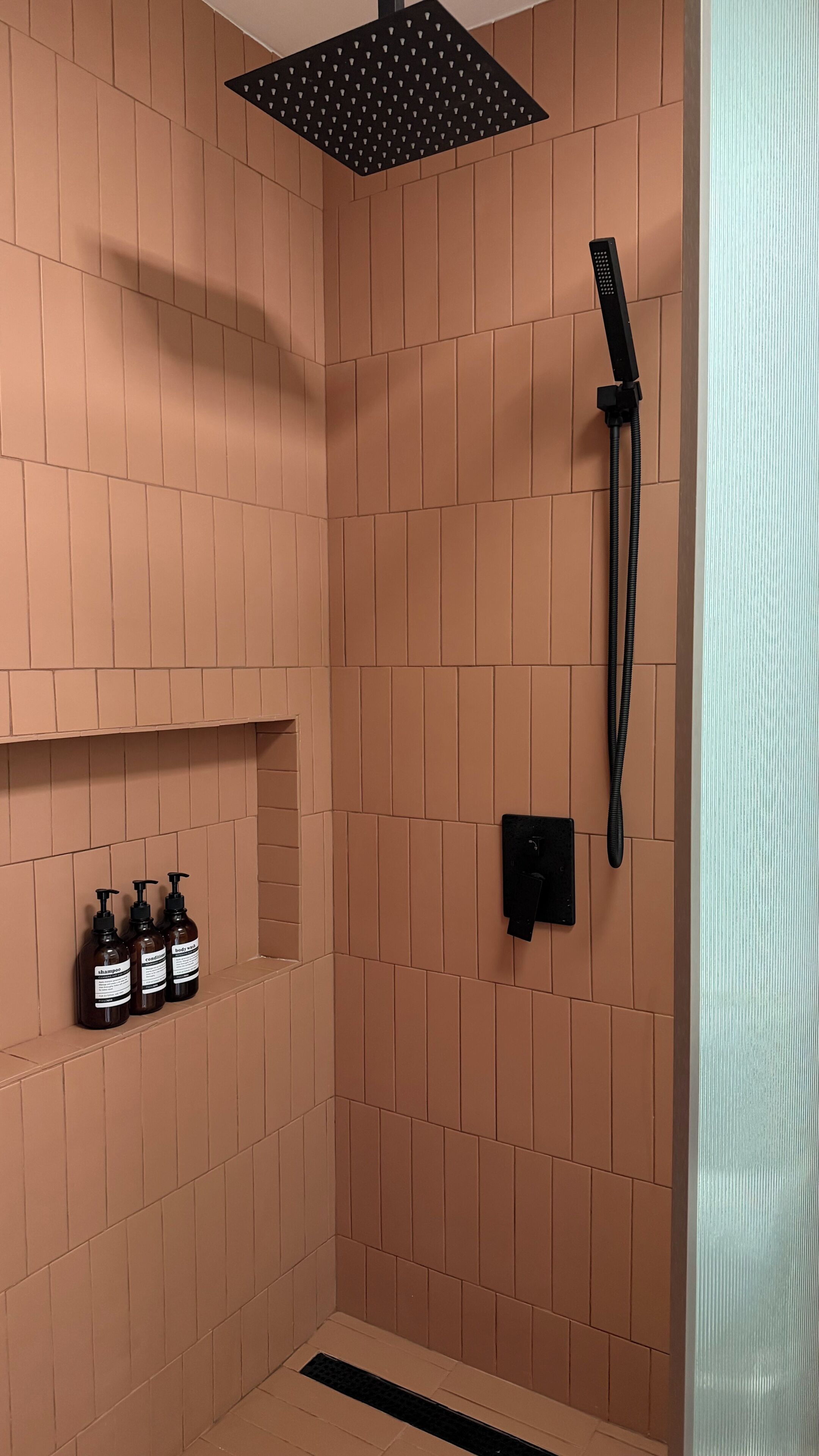 Een douche, een haardroger, handdoeken, zeep