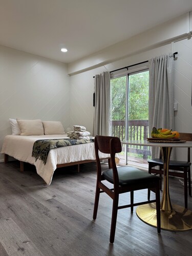 Studio, Sleeps 4, A/C, Kitchen, Beach 5m Drive