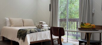 Studio, Sleeps 4, A/C, Kitchen, Beach 5m Drive