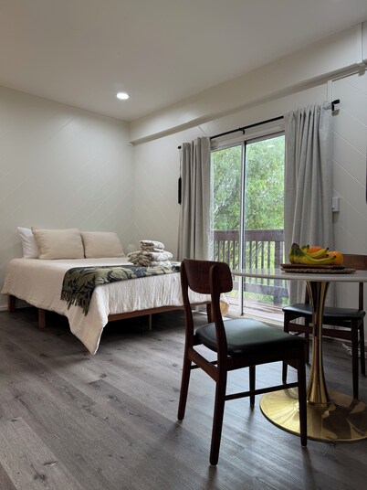Studio, Sleeps 4, A/C, Kitchen, Beach 5m Drive