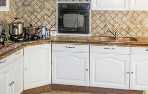 Microwave, oven, stovetop, dishwasher - Nice home in Regusse with private swimming pool, can be inside or outside (Regusse)