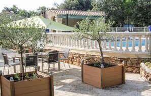 Outdoor dining - Nice home in Regusse with private swimming pool, can be inside or outside (Regusse)