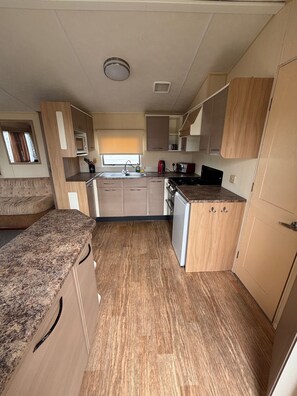 Fridge, microwave, oven, stovetop - Seaside Tranquility Retreat in Clacton (Clacton-on-Sea)