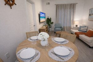 Dining - Stylish and peaceful 2 bd/2bh condo - FREE Shuttle (Orlando)