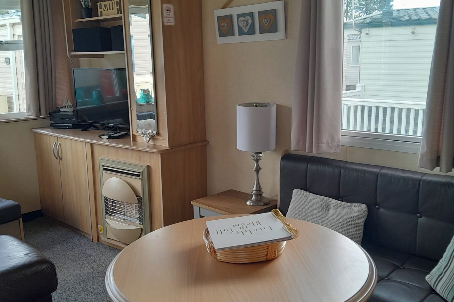 Chalet Sleeps 6 With Lake Views Parking - 林肯郡