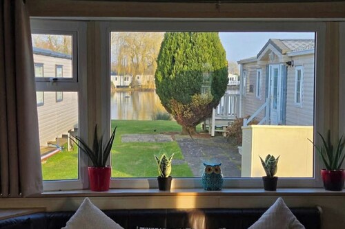 Chalet Sleeps 6 with Lake Views Parking