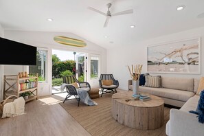Smart TV, books, offices - Elevated Seaside Escape with Charming Interior & Relaxing Outdoor Spaces (Santa Barbara)
