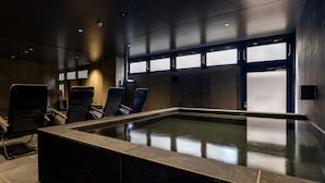 A spa area with a hot tub, seating, and a view of the outdoors. - asuwagawaritoa-to asunowa (Fukui)