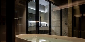 Suite de lujo | Baño | Tina y regadera independientes, secadora de cabello, toallas, jabón 