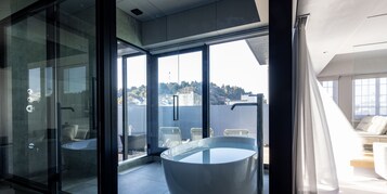 Suite de lujo | Baño | Bañera y ducha independientes, secador de pelo, toallas y jabón