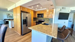 Private kitchen - Easy Access Lower Unit + Golf Views + Festival Location (La Quinta)