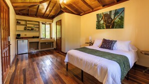 Una stanza con un letto, una scrivania e un angolo cottura.