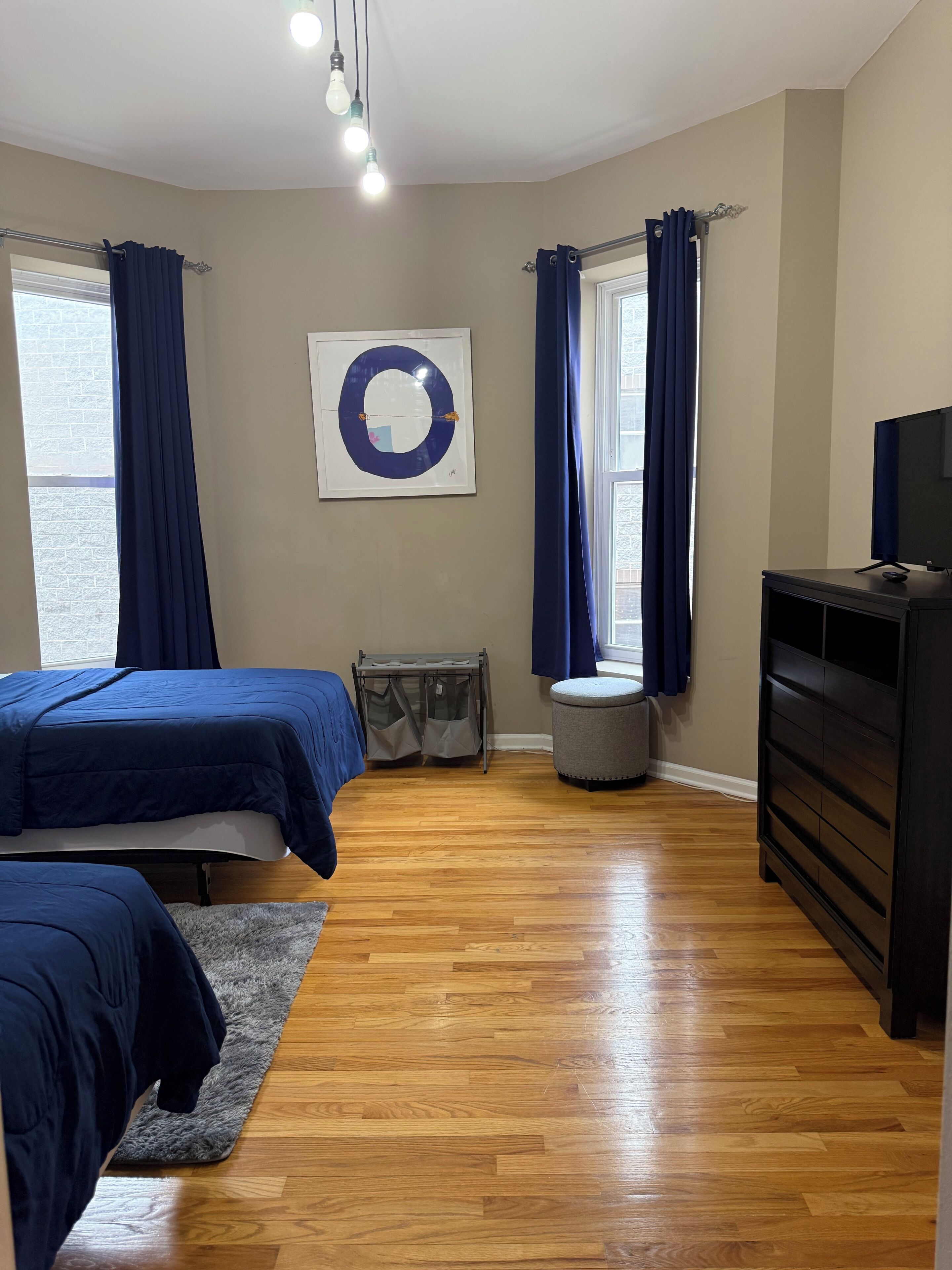 3 habitaciones, tabla de planchar con plancha, wifi y ropa de cama 