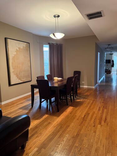 Elegant 3BR/2BA Hyde Park Retreat ~ Private Deck ~ Near UChicago & Lakefront
