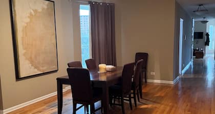 Elegant 3BR/2BA Hyde Park Retreat ~ Private Deck ~ Near UChicago & Lakefront