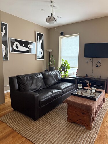 Elegant 3BR/2BA Hyde Park Retreat ~ Private Deck ~ Near UChicago & Lakefront