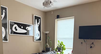 Elegant 3BR/2BA Hyde Park Retreat ~ Private Deck ~ Near UChicago & Lakefront
